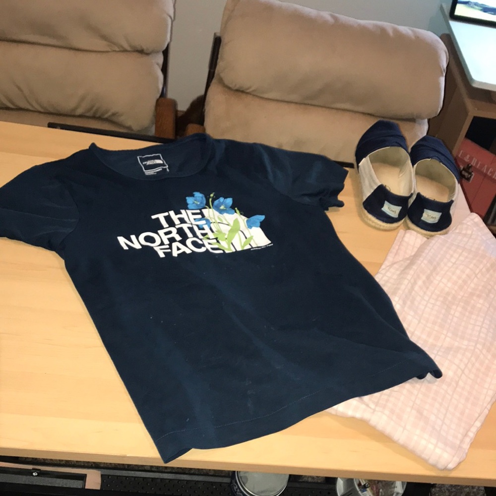 The north face tee sz L, is small fitting